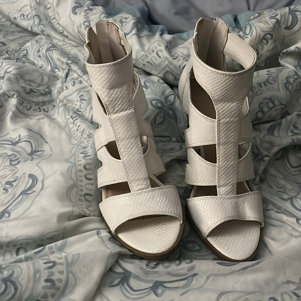 Vera Wang white heels